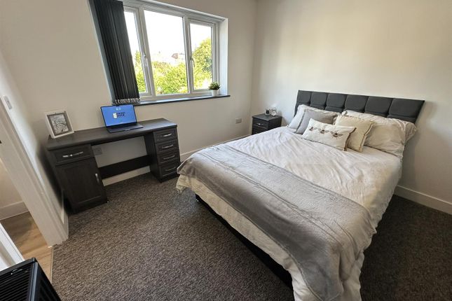 Room 4, 136, Charlton Road, Kingswood photo 2