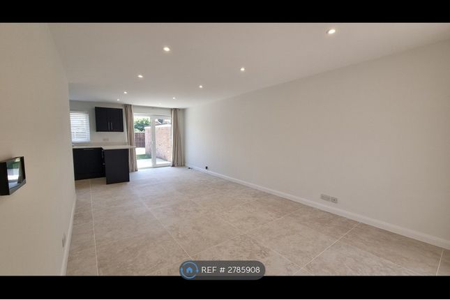 Ashdown Avenue, Farnborough photo 3
