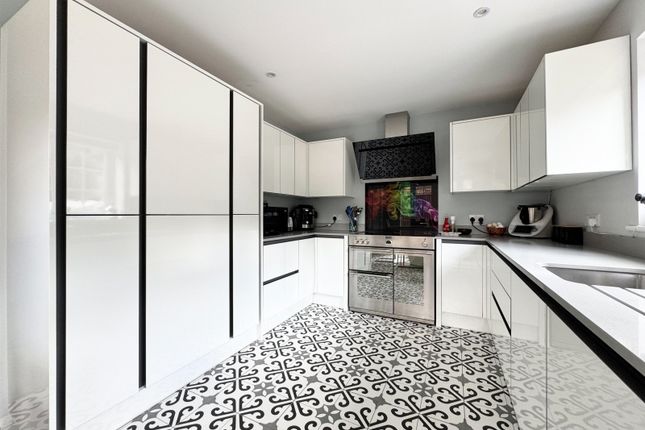 3, Hunters Close, Tring photo 3