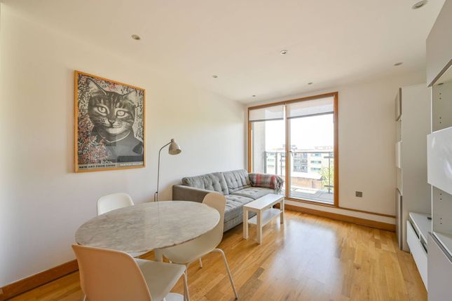 Flat to rent in Frances Wharf, Limehouse, London
