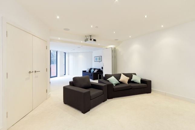 Town house to rent in King Stairs Close, London