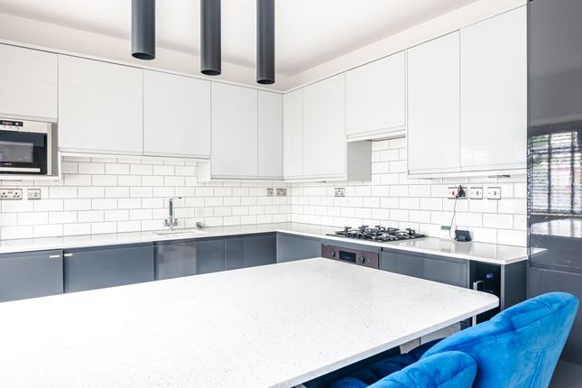 28, Moorland Grove, Leeds photo 3