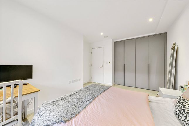 Flat for sale in Cynthia Street, London