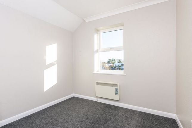 Flat to rent in Spinney Hill, Row Town, Addlestone.