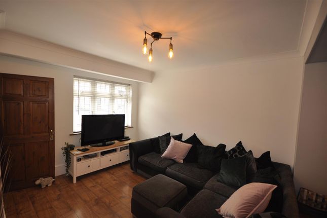 91, Third Avenue, Dagenham photo 3