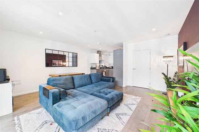 Flat 48,, Meridian House, London photo 4