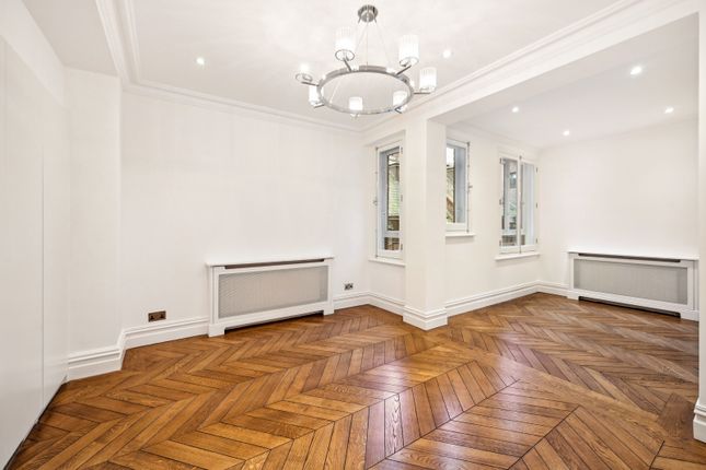 Flat to rent in Royal Court House, 162 Sloane Street