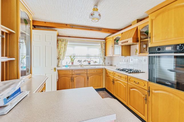 40, Laburnum Court, Horley photo 4