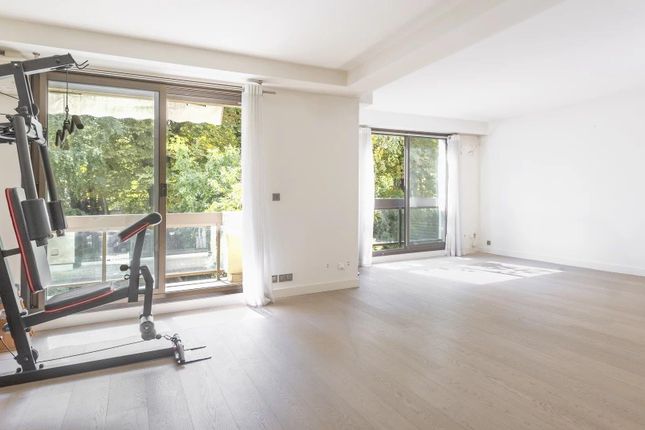 Apartment for sale in Neuilly-Sur-Seine, Île-De-France, France