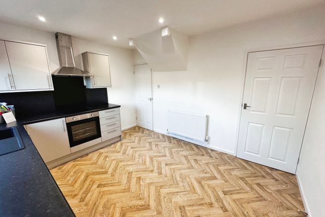 140, Birchwood Avenue, LINCOLN photo 3