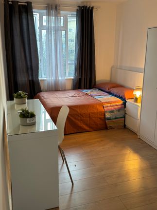 Flat to rent in Abbots Manor, London