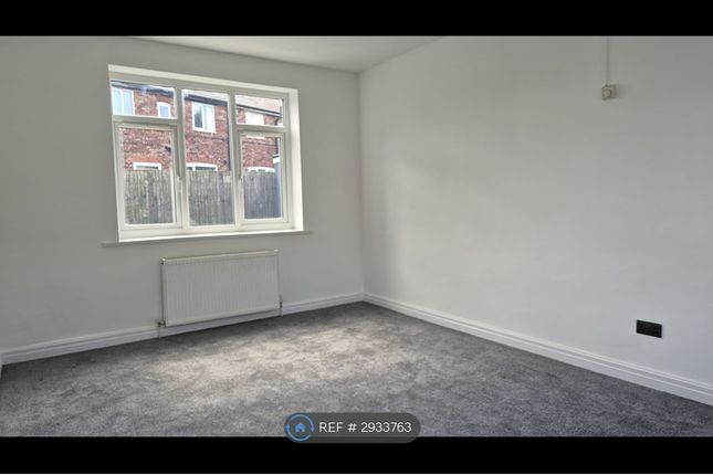 Marple Grove, Stretford, Manchester photo 2