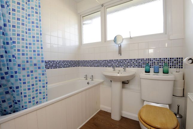 2 Manor Gardens, Godalming photo 5