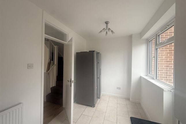 Mottisfont Road, London photo 3