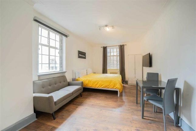 Flat to rent in Quebec Court, Seymour Street, London