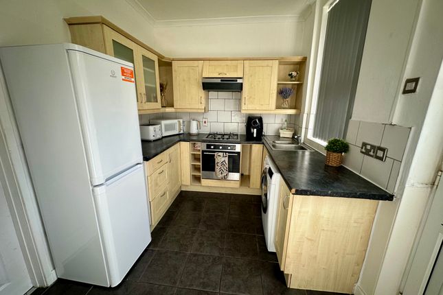 62, Victoria Grove, LEEDS photo 3