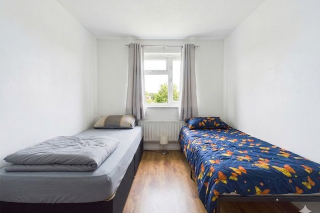 24, Woburn Close, London photo 4