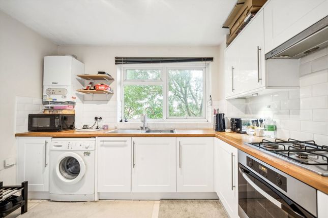 35, Rowan Close, London photo 3