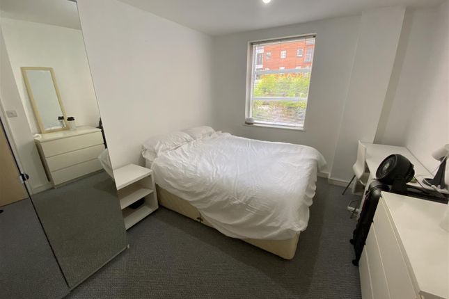 Apartment 33, The Quadrangle, Manchester photo 4