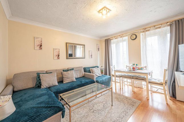 Flat for sale in Dover Close, Cricklewood, London