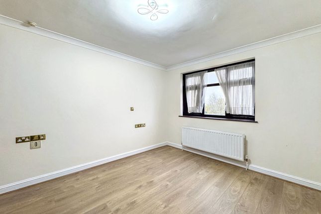 Flat 24, Eaton Court, Edgware photo 3