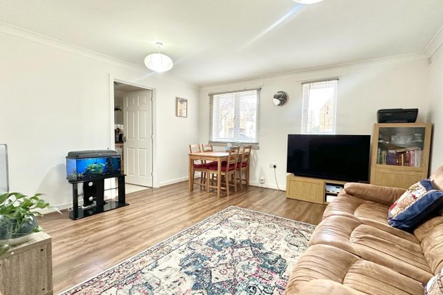 Thumbnail Flat for sale in Royal Crescent, Ilford