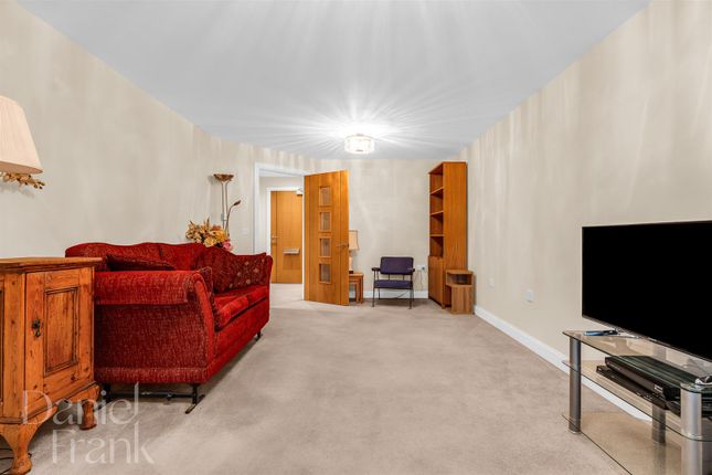 14 Poets Place, 11 Alderton Hill, Loughton photo 3