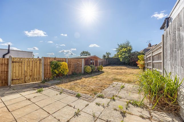 77, Adalia Crescent, Leigh-On-Sea photo 4