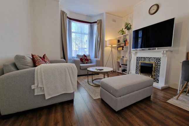 Flat Above, 146A, Portway, Stratford photo 2