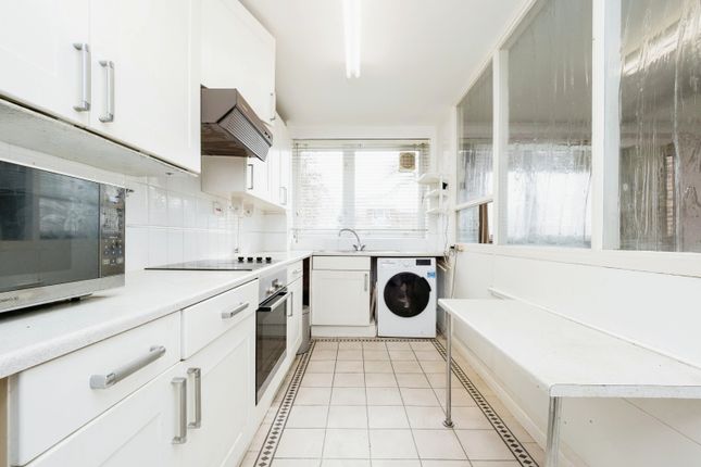 Flat for sale in Broomhill Road, Woodford Green, Essex