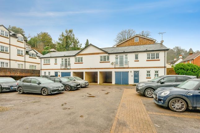 1-bed flat on 15, Coach House Mews, Redhill, £200,000