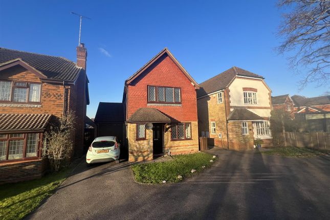 Link-detached house to rent in The Briars, Ash, Aldershot