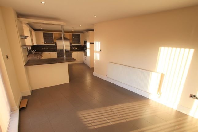 Town house to rent in Brook Crescent, Wakefield