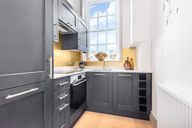 Flat A, 138 - 140 Portobello Road, London photo 4