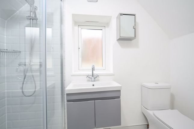 Apartment 2, Room 5, 34a High Street, Walton-On-Thames photo 4