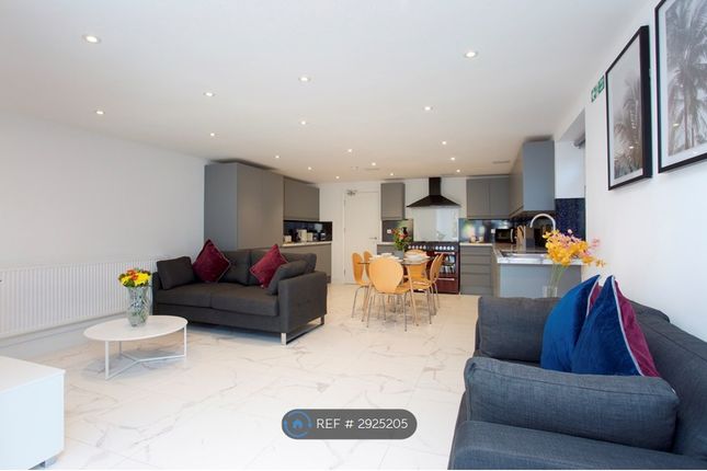 A The Green, Bracknell, Bracknell photo 3