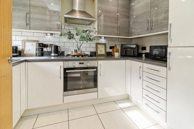 5, Mccowen Close, Luton photo 4