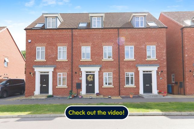 Town house for sale in Broad Avenue, Hessle