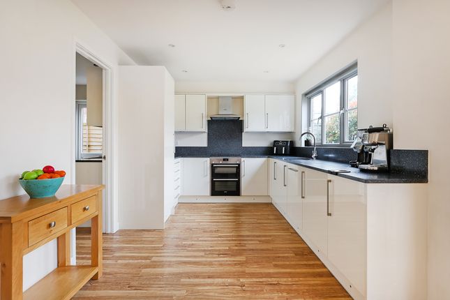 6, Clifton Close, Surrey photo 4