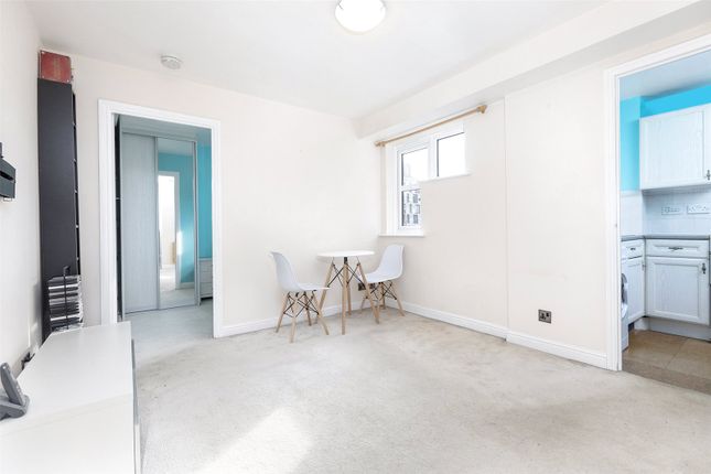 Flat for sale in Transom Close, Surrey Quays, London