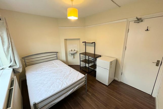 Thumbnail Room to rent in Long Lane, Croydon, Surrey