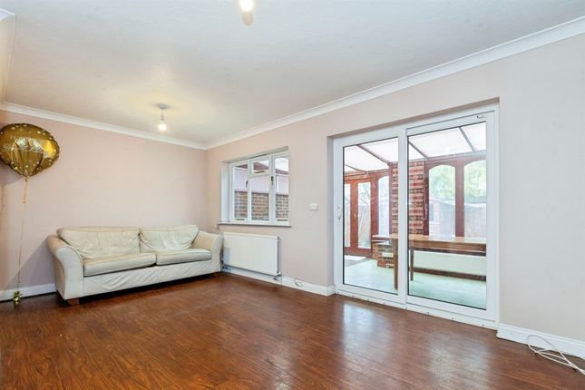 28, Salt Hill Avenue, SLOUGH photo 2