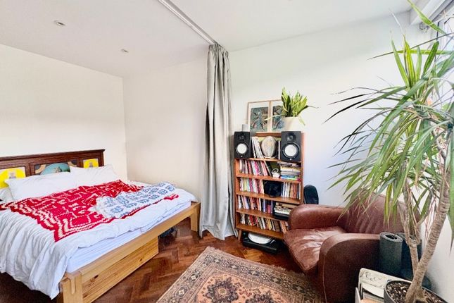 Flat 4, Florentia House , Vale Road, London photo 3