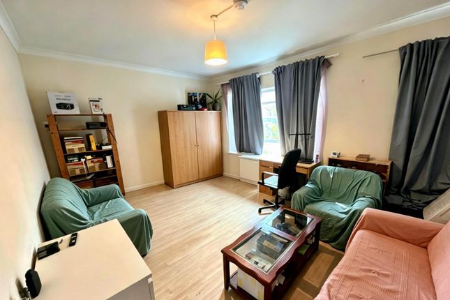 23, Hardwicke Road, Southgate photo 2