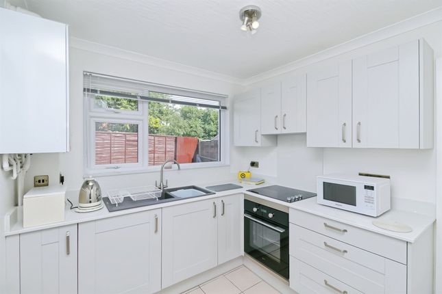 9, Willow Crescent, Barry photo 4