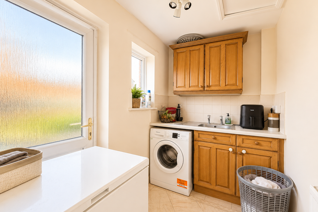 19, Elliot Close, Leicester photo 5