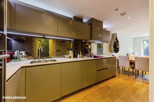 207, Bromyard Avenue, London photo 4