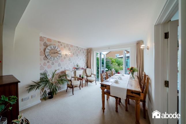 27, Saxon Close, Stratford-Upon-Avon photo 3