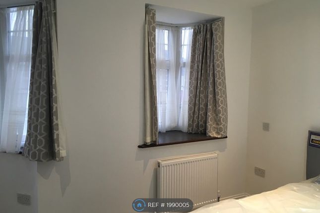Room to rent in Aintree Crescent, Ilford