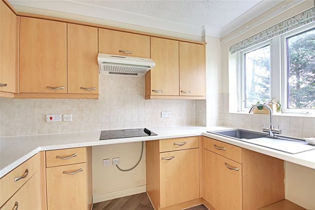 Flat for sale in Hertford Road, Enfield